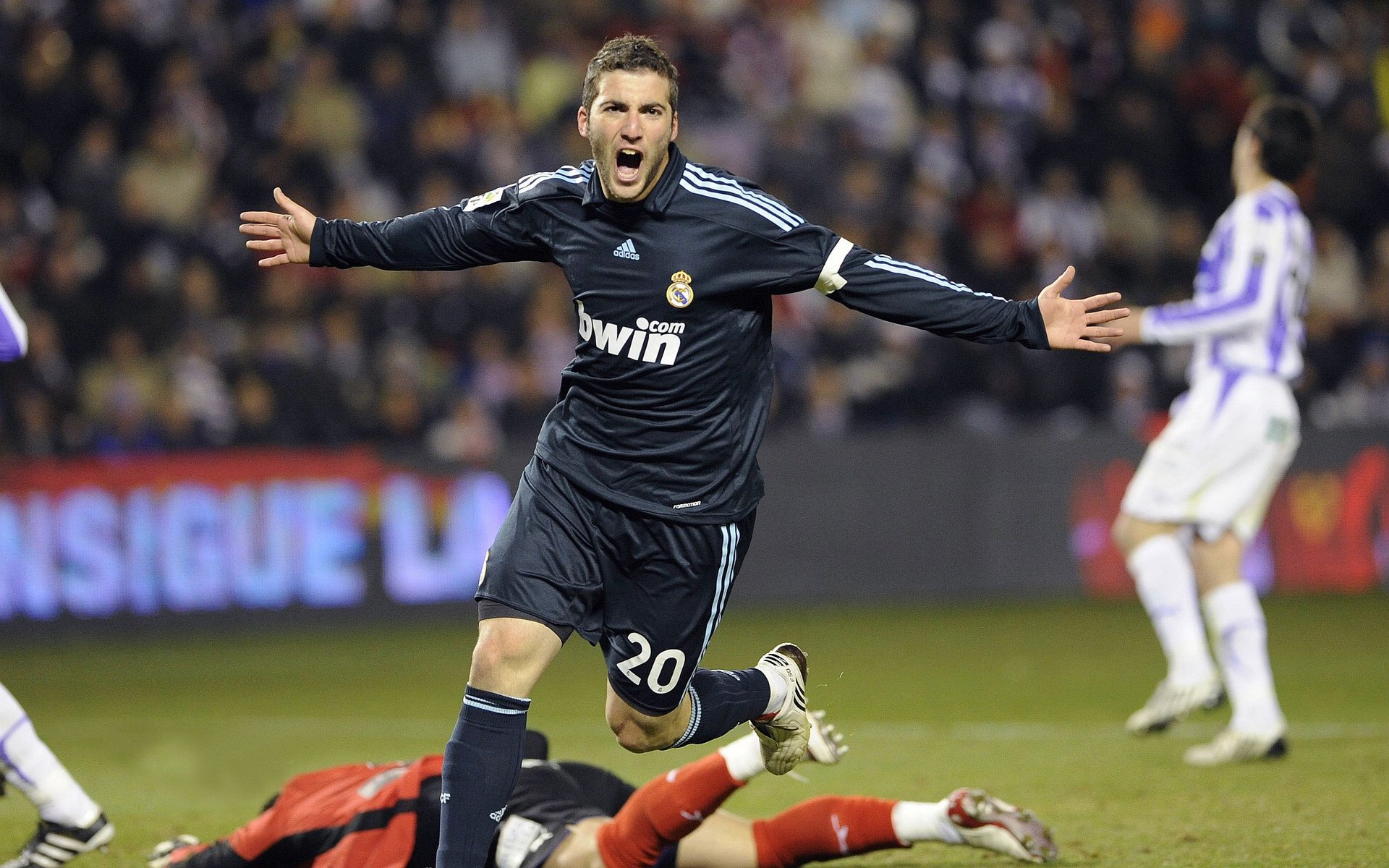 “现场气氛火爆，粉丝热情助威让比赛气场升华”，比赛现场氛围热烈